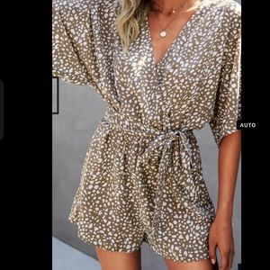 Pretty Garden Romper, high waisted with belt. Casual and lightweight